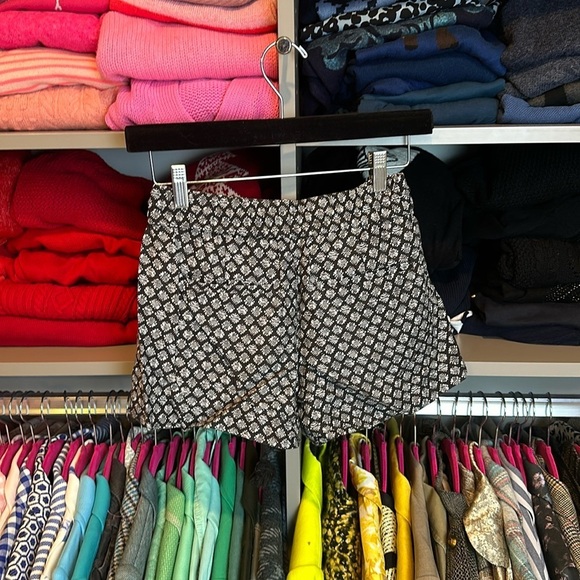 Loft black/white print elasticized waistband/tie front 3” shorts size XXS - Picture 3 of 3